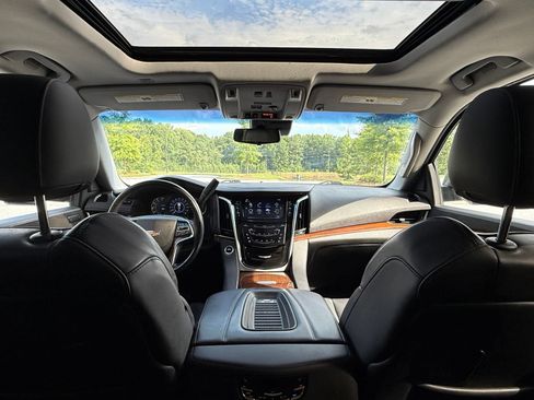 Used 2019 Cadillac Escalade Luxury AWD/4WD image 32