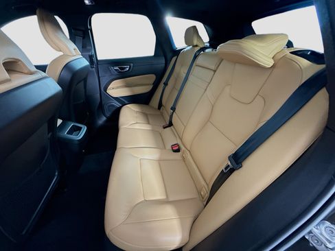 Used 2020 Volvo XC60 T6 Momentum image 25