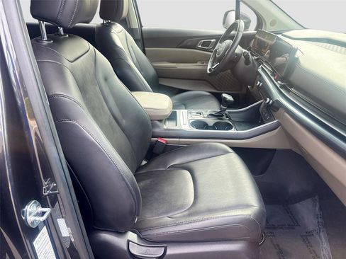 Used 2025 Kia Carnival FWD image 32