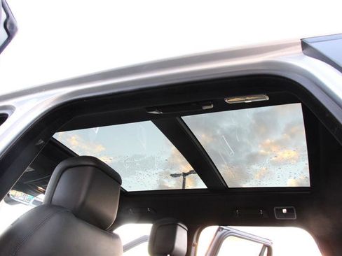 Used 2020 Land Rover Range Rover HSE image 25