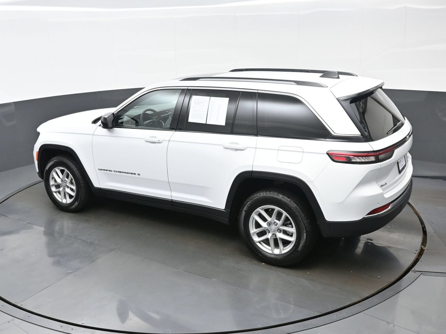 Used 2023 Jeep Grand Cherokee Laredo X AWD/4WD image 34