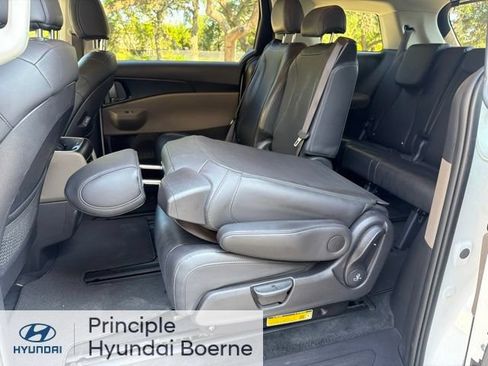 Used 2025 Kia Carnival FWD image 30