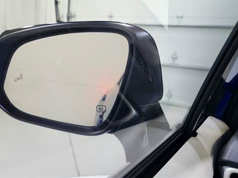 Used 2025 Toyota Corolla Cross LE FWD image 12