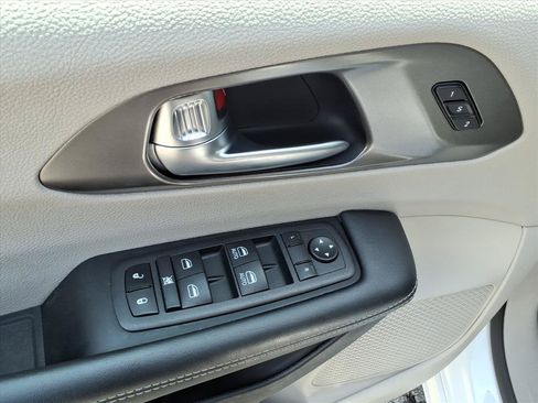 Used 2024 Chrysler Pacifica Limited FWD image 19