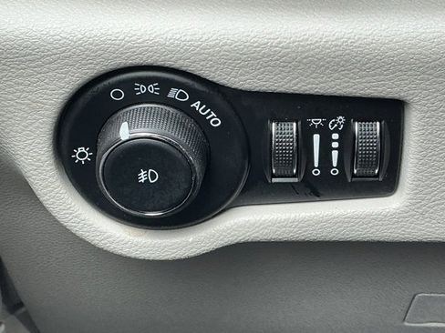 Used 2024 Chrysler Pacifica Select image 20