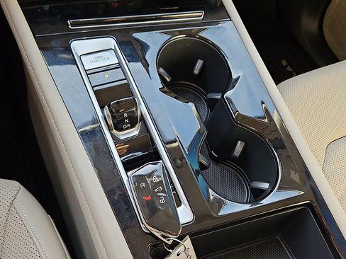 Used 2024 Volkswagen Atlas SE w/ Black Wheel Package image 14