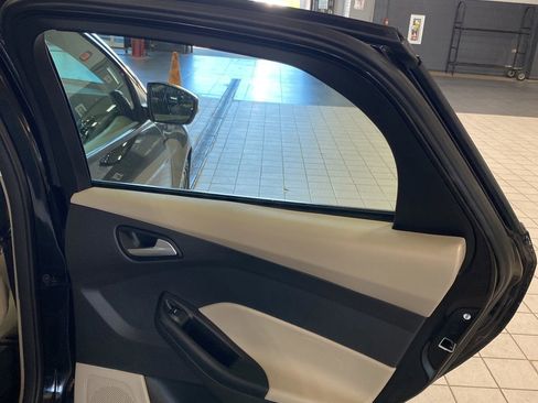 Used 2015 Ford Focus SE w/ SE Sport Package FWD image 22