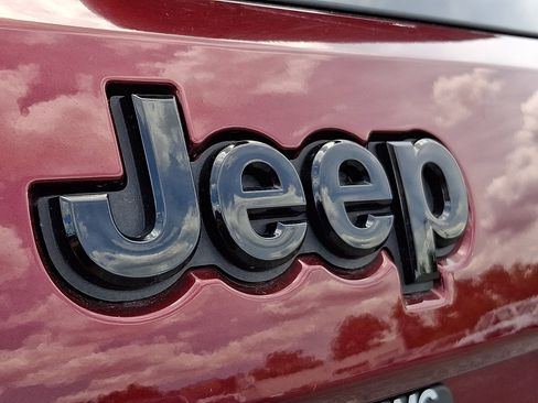 Used 2019 Jeep Grand Cherokee Altitude AWD/4WD image 32