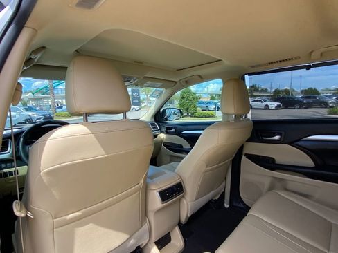 Used 2019 Toyota Highlander SE image 20