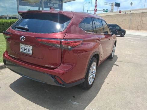 Used 2021 Toyota Highlander Limited FWD image 3
