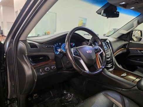 Used 2018 Cadillac Escalade ESV Luxury AWD/4WD image 7