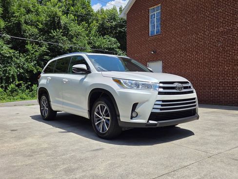 Used 2018 Toyota Highlander XLE FWD image 3
