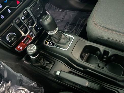 Used 2025 Jeep Gladiator Rubicon w/ Convenience Group image 17