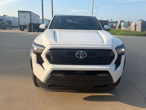 Used 2025 Toyota Tacoma TRD Off-Road w/ TRD Off Road Premium Package AWD/4WD image 4