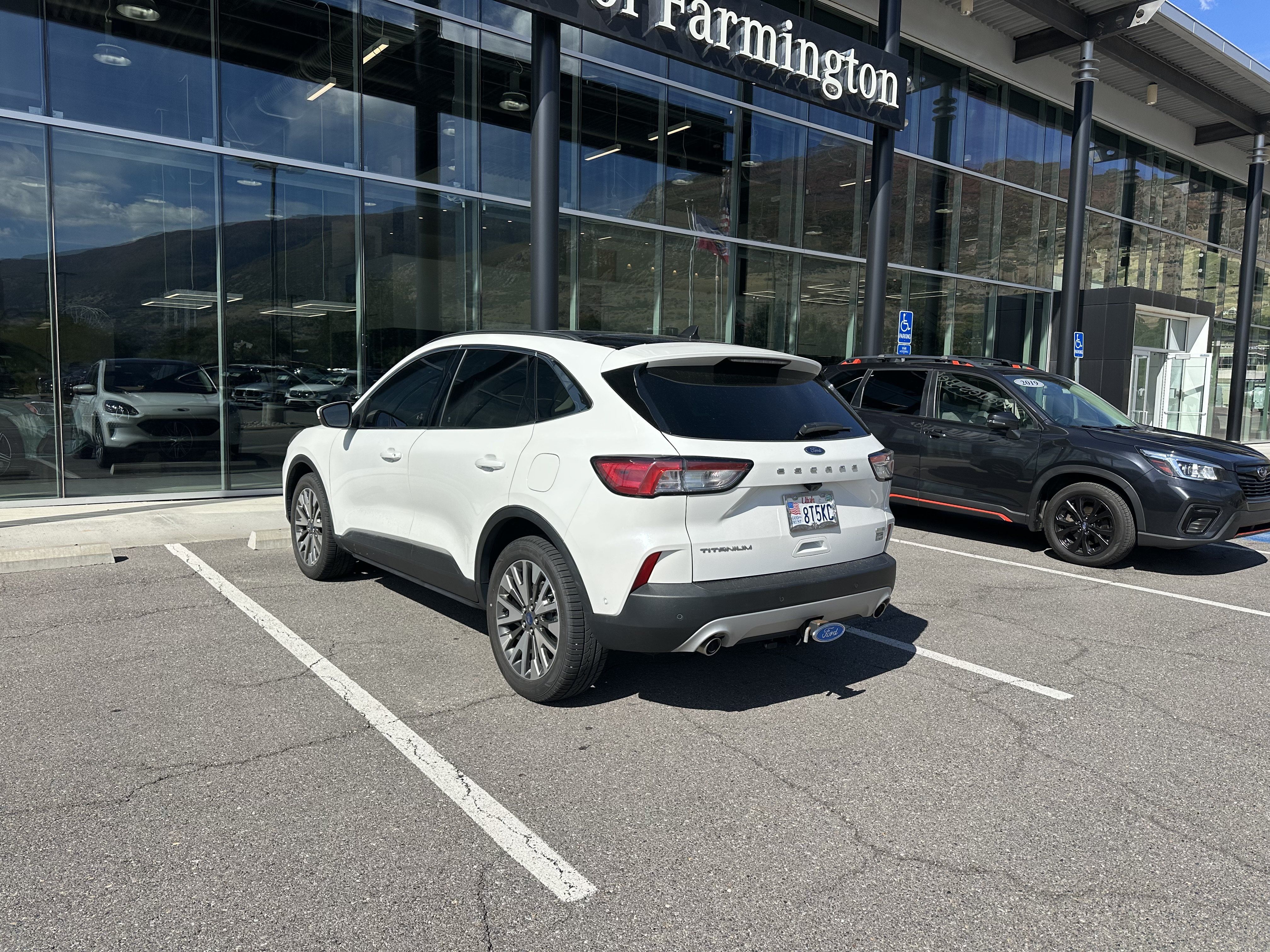 Used 2020 Ford Escape Titanium w/ Titanium Premium Package 2.0 AWD/4WD image 4