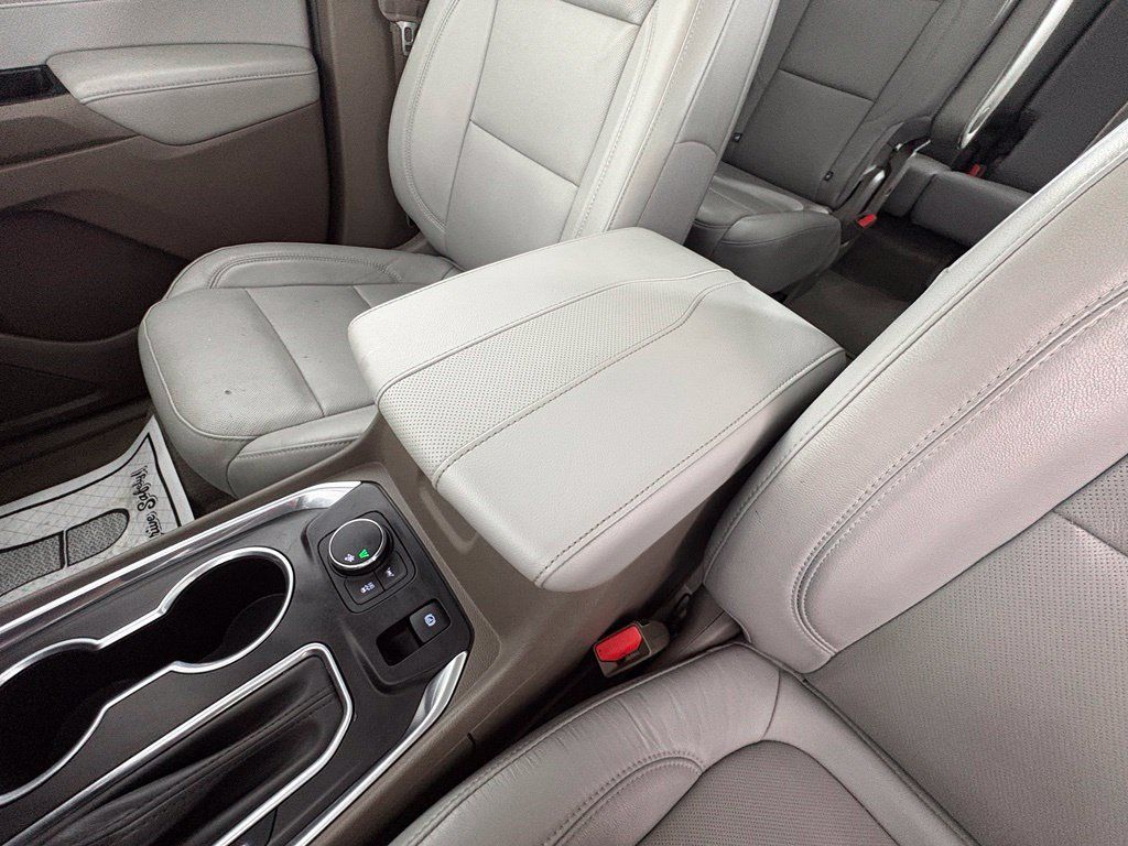 Used 2019 Chevrolet Traverse Premier w/ Driver Confidence II Package FWD image 33