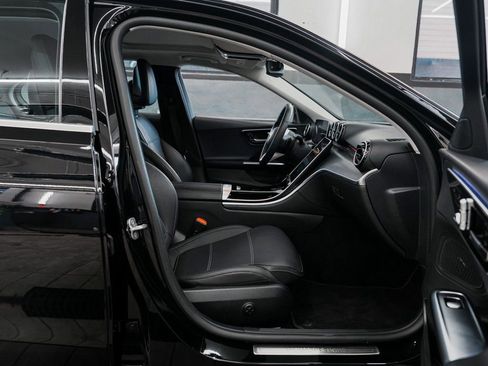 Used 2025 Mercedes-Benz C 300 4MATIC Sedan image 33