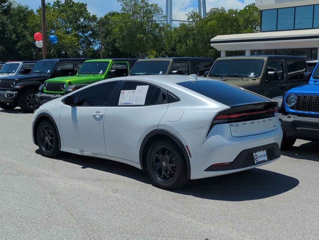 Used 2025 Toyota Prius LE FWD image 4