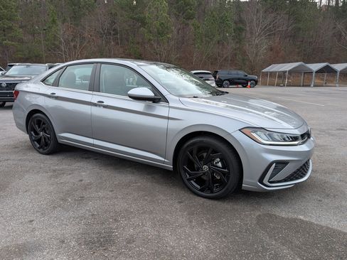 Used 2025 Volkswagen Jetta SE w/ Sunroof Package image 11