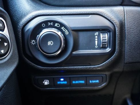 Used 2023 Jeep Wrangler Unlimited Sahara w/ Cold Weather Group AWD/4WD image 17