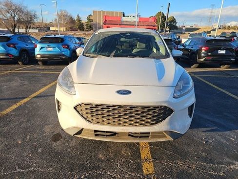 Used 2020 Ford Escape SE image 2