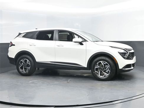Used 2025 Kia Sportage LX image 2