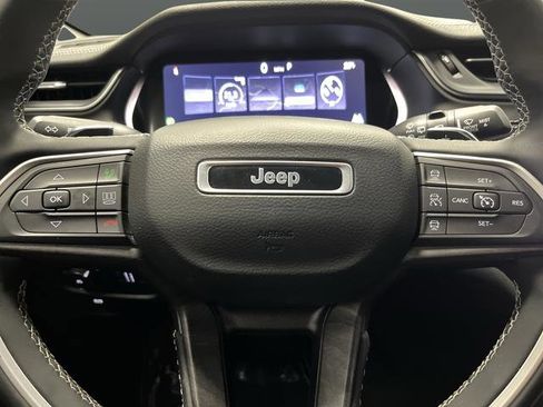 Used 2023 Jeep Grand Cherokee Limited w/ Luxury Tech Group II image 16