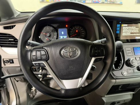 Used 2015 Toyota Sienna LE image 36