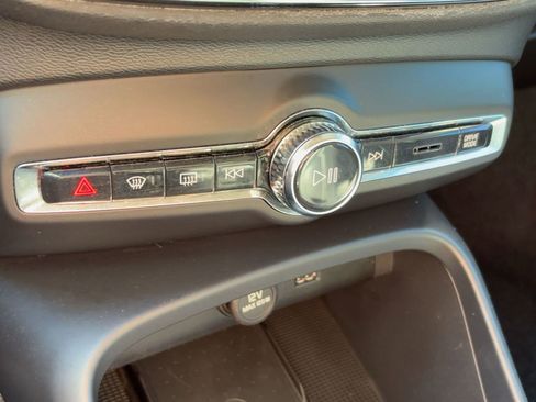 Certified 2022 Volvo XC40 T5 Momentum image 16