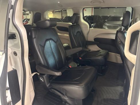 Used 2017 Chrysler Pacifica Touring-L FWD image 39