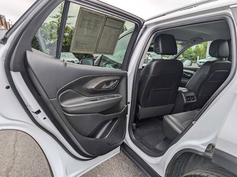 Used 2023 GMC Terrain SLT image 19