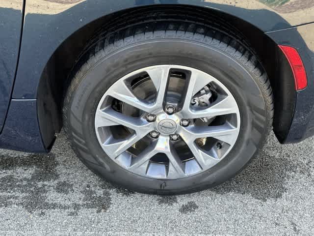 Used 2023 Chrysler Pacifica Pinnacle FWD image 5