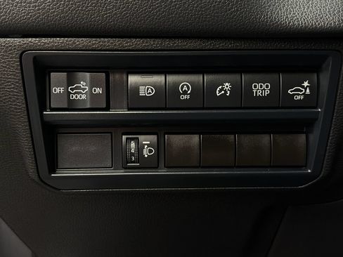 Used 2025 Toyota Tundra Limited AWD/4WD image 30