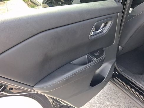 Used 2025 Nissan Rogue SV FWD image 9