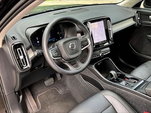 Used 2024 Volvo XC40 B5 Core image 18