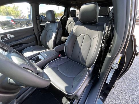 New 2026 Chrysler Pacifica Limited w/ S Appearance Package FWD image 10