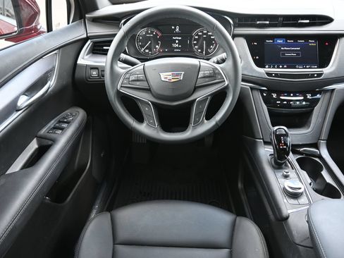 Certified 2025 Cadillac XT5 Luxury FWD image 10