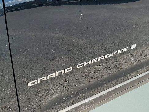 New 2025 Jeep Grand Cherokee Limited w/ Luxury Tech Group II AWD/4WD image 42