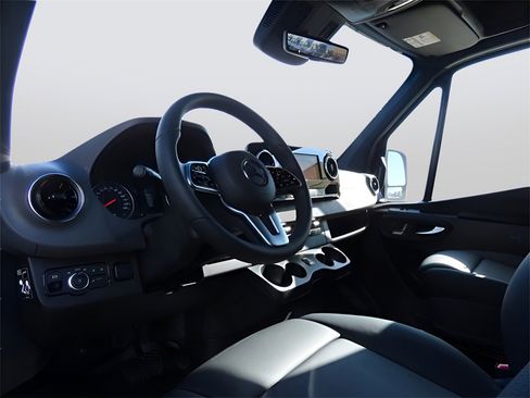 Used 2024 Mercedes-Benz Sprinter 2500 image 33