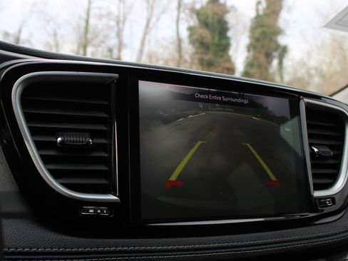 Used 2023 Chrysler Pacifica Touring-L image 31