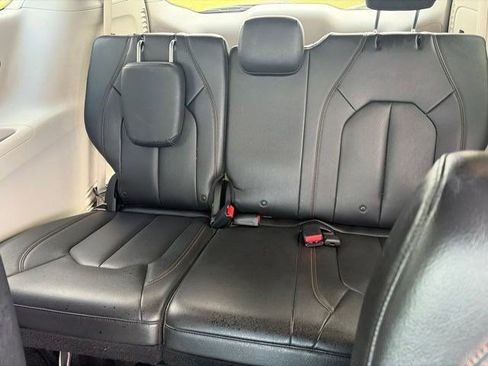 Used 2017 Chrysler Pacifica Touring-L FWD image 32