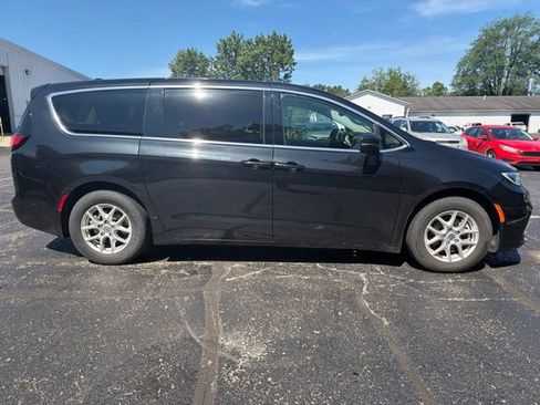 Used 2023 Chrysler Pacifica Touring-L FWD image 2