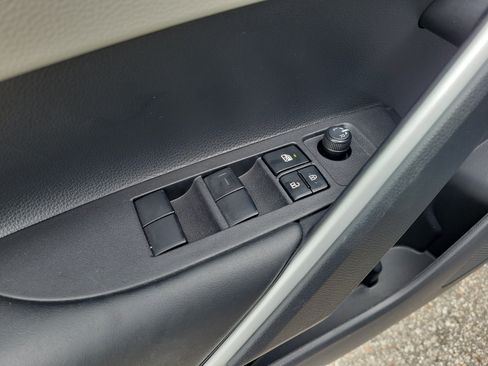 Used 2024 Toyota Corolla Cross L FWD image 17