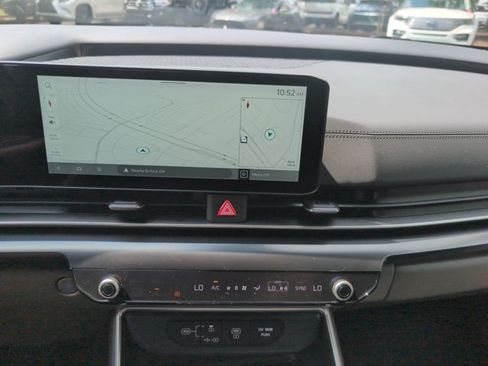 Used 2025 Kia Carnival FWD image 16