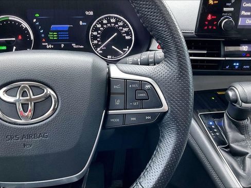 Used 2021 Toyota Sienna Limited FWD image 18