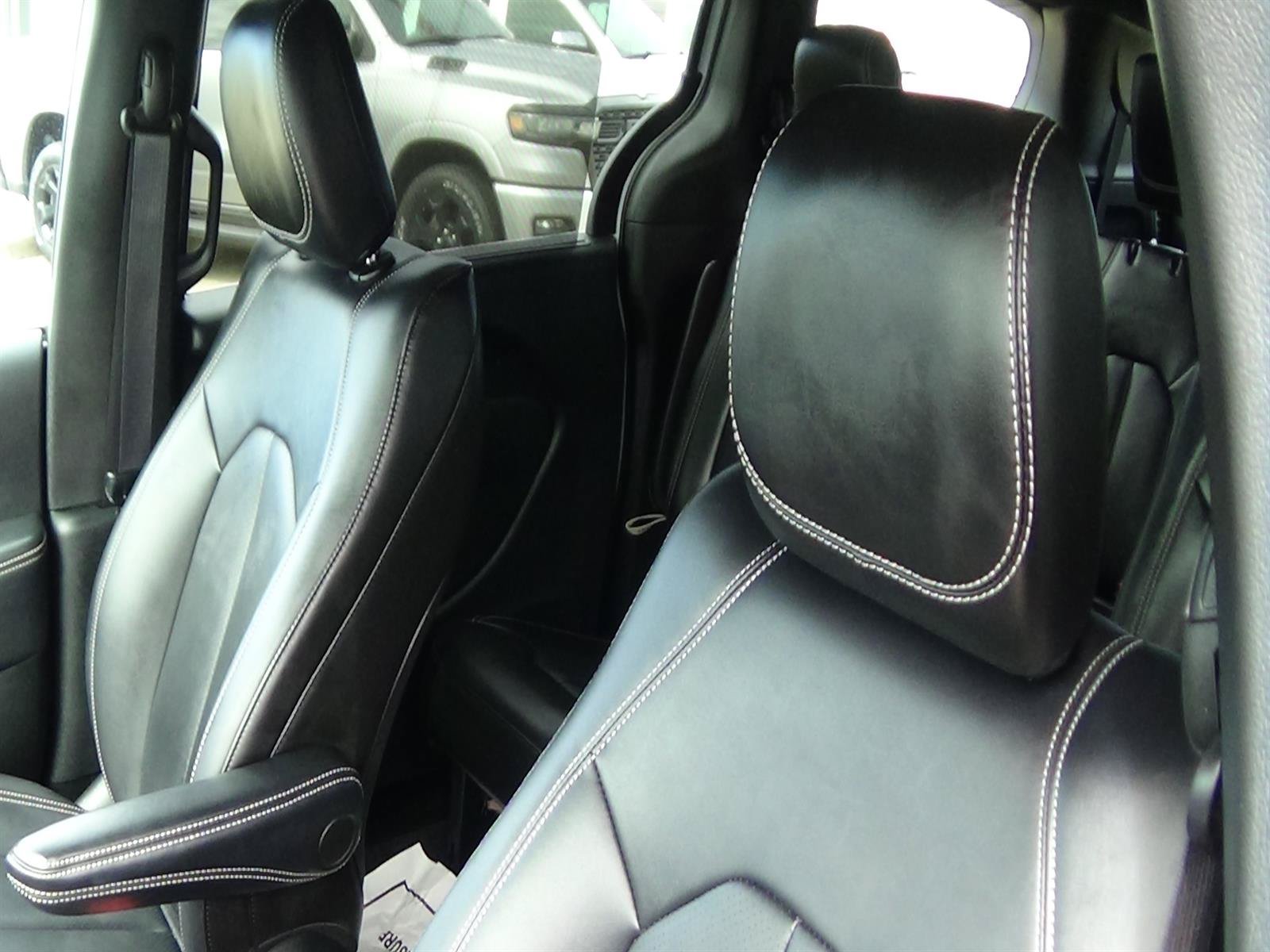 Certified 2025 Chrysler Pacifica Select FWD image 18