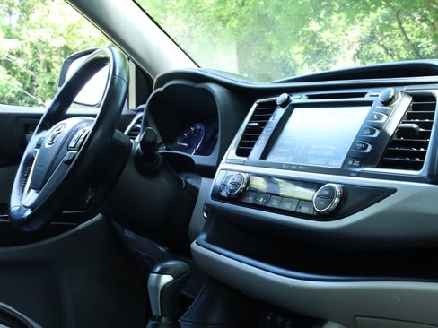 Used 2017 Toyota Highlander XLE image 26