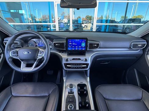Used 2022 Ford Explorer XLT w/ Equipment Group 202A image 3