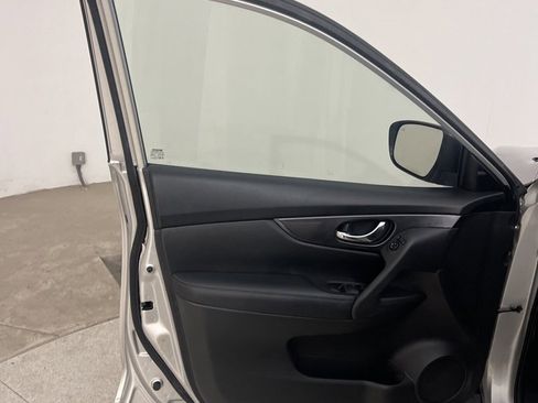 Used 2019 Nissan Rogue SV image 15