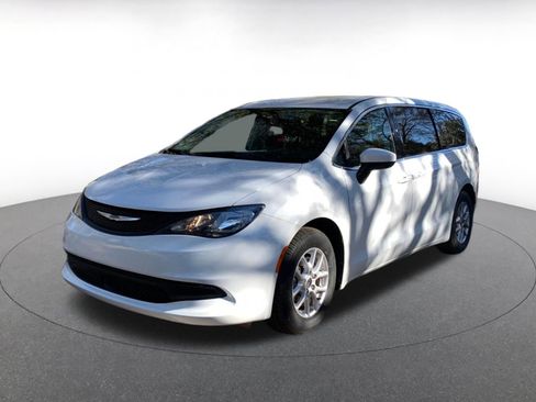 Used 2023 Chrysler Voyager LX image 3